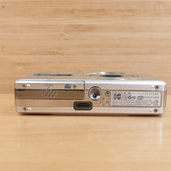 Kodak EasyShare V530 / 5MP Stylish Digital Camera / Compact / Tested & Working - Picture 9 of 12